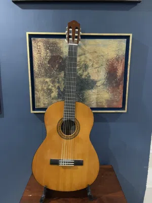 Guitar Yamaha CM40 with stand and original bag very clean condition and barely used like new