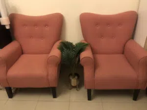 كراسي غرفة نوم مستعمل لمدة سنة من Pan home