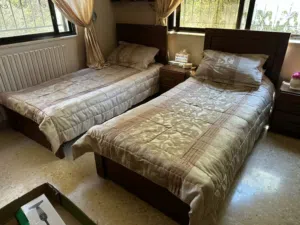 غرفة نوم شبابيه تختين وكمودينا وخزانه وتسريحه خشب لاتيه وداير زان بدون فرشات الله يبارك لصاحب النصيب