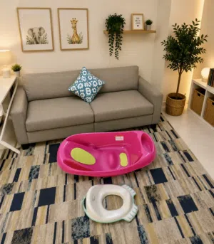 Baby Bathtub and Potty Chair by Junior Brand ماركة جونيور بحالة ممتازة استعمال قليل