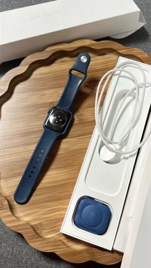 Apple Watch Series 7 GPS 45mm ألمنيوم لون أزرق، مع العلبة والشاحن ، بحالة جيدة البطاريه 83