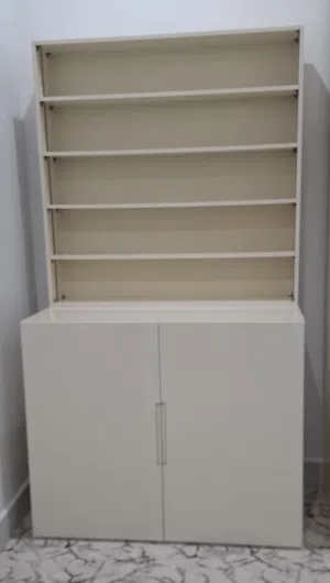 مكتبه مع رفوف