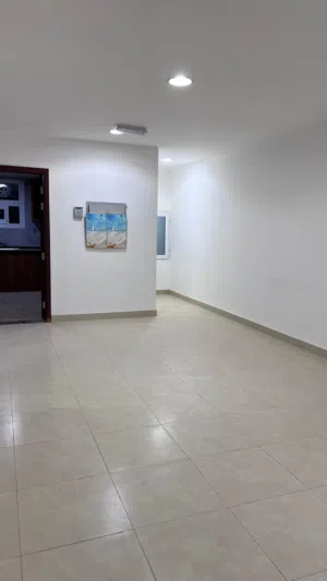 شقة للإيجار المعبيلة الثامنة قرب مدينة السلطان هيثم