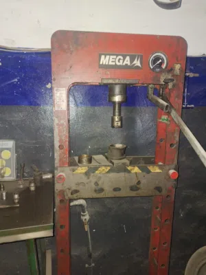 بريسة هيدروليكية MEGA الأصلية (صناعة إسبانية)، سعة 30 طن.