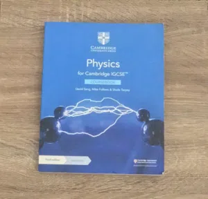 CAMBRIDGE IGCSE PHYSICS 625 COURSE BOOK