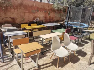 شروة مقاعد مدرسية وكراسي محاضرات بحالة الجديد. ماركا الجنوبية طريق الحزام