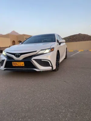 تويوتا كامري 2022 XSE بلون أبيض ومرخصة مع المواصفات الأمريكية