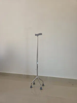 عكاز طبي رباعي الأرجل  متين، خفيف، وقابل للتعديل جديد