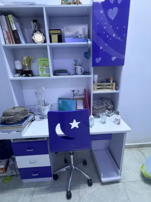 سرير مع كوميدو + طاوله دراسه وع كرسي