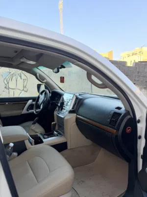 Toyota مفخرة موديل 2010 تحويل كامل على 2021 دخلوا بره جمرك استيراد دبي ￼