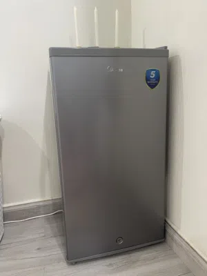 ثلاجة وسط من ماركة ميديا شبه جديدة 85 لتر مع كامل ملحقاتها