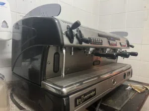 ماكينة قهوة باريستا ايطالي بحالة ممتازة