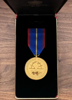 ميداليات واوسمه متنوعة لدولة الامارات، معظمها نادرة، يرجى قراءة الوصف لمعرفة الاسعار والقطع المتوفرة