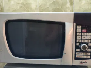 ميكروويف (Microwave) من العلامة التجارية Bifinett، وتحديداً يبدو أنه طراز يجمع بين وظائف الميكروويف