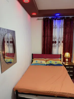 شقة صغيرة غرفتين زائرين زوجين او طلاب او موظفين فقط فرب مستشفى زالعربي