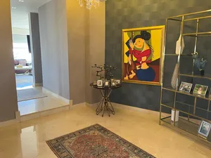 شقة مع روف للبيع في عبدون ref : 14282