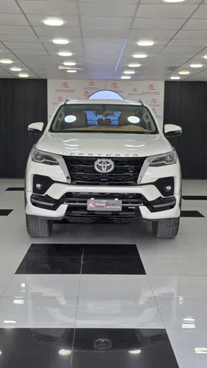 TOYOTA FORTUNER SR5 2025  مواصفات خليجية .تحت ضمان وكالة بهوان بحالة الوكالة عرض استثنائي
