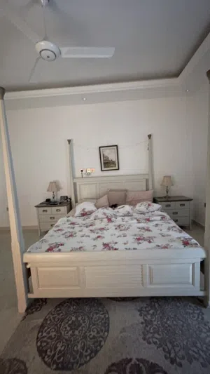 سرير مع طاولات جانبية Bed with Nightstands
