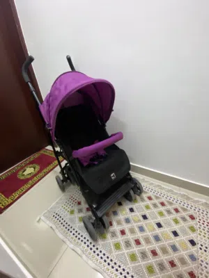 عربة أطفال شبه جديدة خفيفة وسهلة الإستعمال