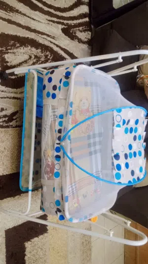 سرير بيبي شبه جديد للبيع