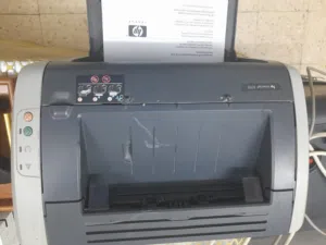 طابعه ليزر نوع hp1010 اسود بحاله جيده للبيع
