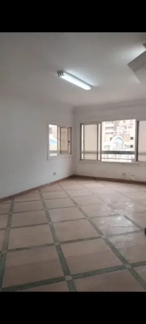 للسكن  شقه 200م بأرض الجلف فيو حديقه