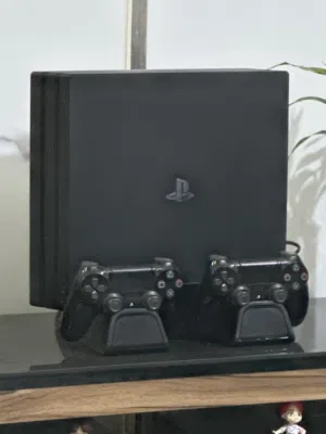 PS4 PRO بلي فور برو مع قاعدة تهوية وشحن يدات ومكان للاقراص مستعمل للبيع