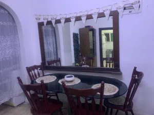 طاولة سفره سوكريت صب والقاعده رخام مع أربع كراسي زان مع مرايه بيرو بحاله ممتازه للبيع