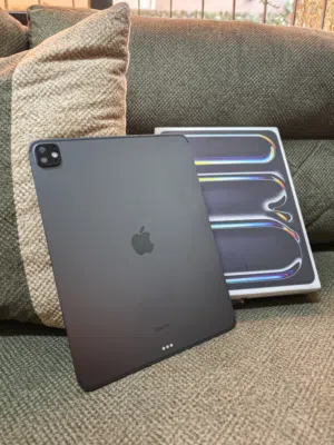 Ipad Pro M4 13inch مع خط مشحون 14 مره فقط !