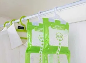 الجو البارد بتصير الملابس بالخزانة كلها رطوبة وممكن تتعفن بأي وقت "كيس سحب الرطوبة"