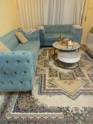 طقم كنب جميل لون ازرق سماوي وبيج نظيف
