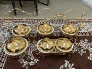 أواني للطعام والحلويات ، داخل المجلس.