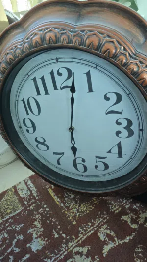 ساعة حائط كلاسيكية أنيقة برونزية للبيع