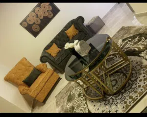 طقم كنب شبه جديد مع طاولات وسجادة