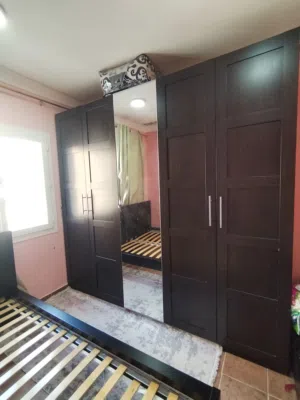 خزانة ملابس و سرير من ايكيا نظيفة جدا جدا