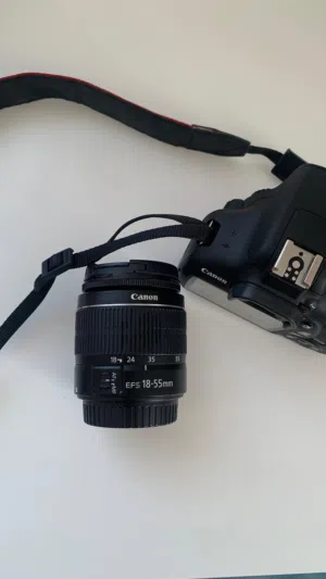 كاميرا Canon EOS 2000D مع عدسة 18-55mm للبيع