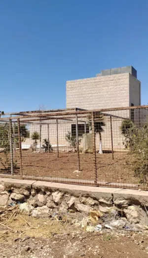 مزرعة 10دنمات مع بيت بعيدة فقط 1كلم عن الجامعة الالمانية- شارع مأدبا الغربي -الرقم المرجعي 21089