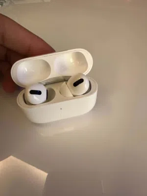 سماعات AirPods Pro (الجيل الأول) للبيع