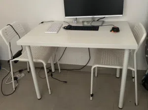 طاوله و كرسيان