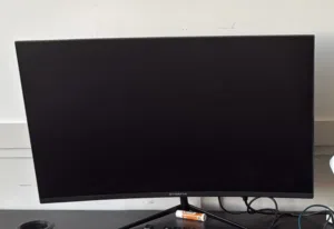 شاشه شركة ( شارك ) 180Hz وفيها ايم بوت