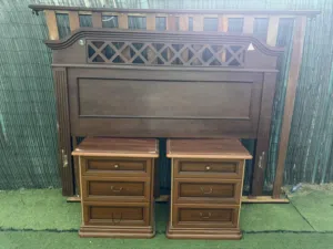 سرير مستعمل و طاولة