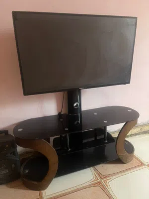 تلفزيون + ميز للبيع