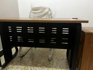 ميز مكتبي مع مجرات و كرسي ثابت