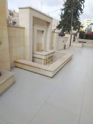 شقة مميزة للبيع شبه أرضي 285م بسعر مميز في الدوار الرابع / ref 1050