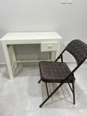 طاولة وكرسي للغرفه