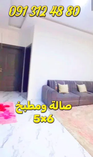 شقة كبيرة ثلاث حجرات وحمامين وصالة ومطبخ وبلكونة