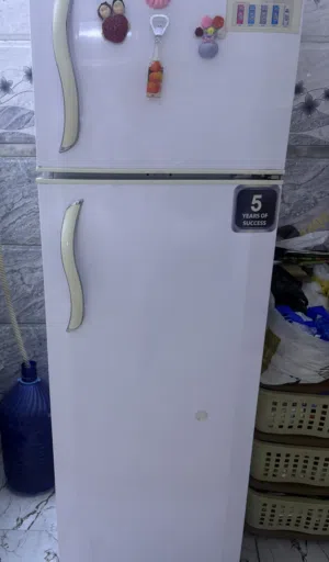 ثلاجة ماركة شارك للبيع مستخدم نظيف جداً