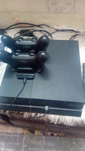 بلاستيشن 4 1تيرا مع عدد 2 يد وشاحن