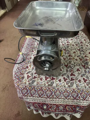 آلة تقطيع لحم ومنشار لحم
