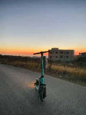 سكوتر من نوع تاير مع طاقيه الصليه و كلشي 48 فولت 15 أمبير